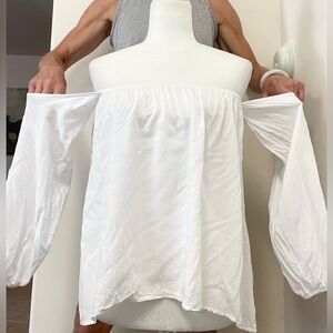 Beautiful Elan off the shoulder long sleeve blouse!